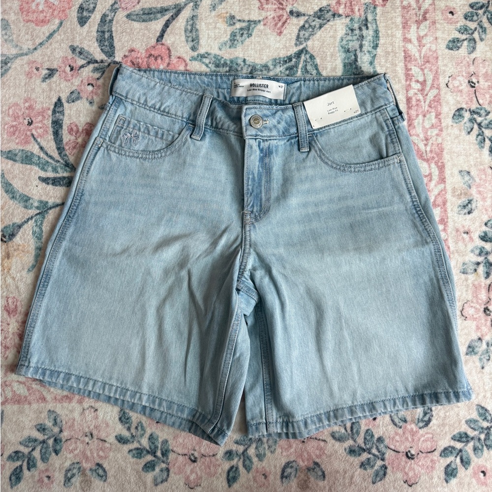 Hollister Low-Rise Light Wash Bow Graphic Baggy Jort size 4